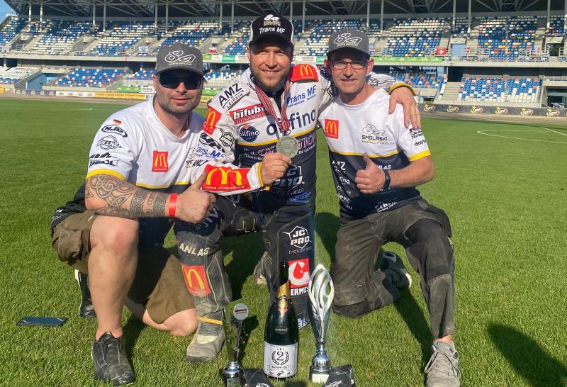 Fulminanter Sieg und im Rückreisegepäck eine Silbermedaille für Martin Smolinski (Foto: Mitte) beim letzten Speedway-Finalrennen zur Langbahnweltmeisterschaft!