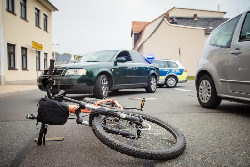 Am Freitag, gegen 17.00 Uhr, fuhr ein 75-jähriger Gröbenzeller mit seinem Fahrrad im Sonnenweg in Gröbenzell in Richtung Bahnhof. Als ihm ein unangeleinter kleiner schwarzer Hund entgegenkam und auf ihn zulief, wich der Radfahrer nach links aus. 