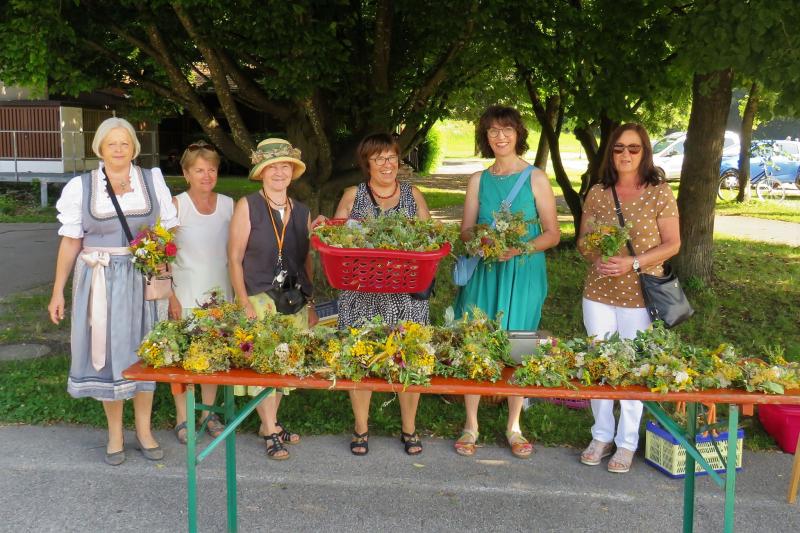 Von fleißigen Händen des Olchinger Frauenbunds geflochten, konnten an Mariä Himmelfahrt ca. 300 sommerlich bunte Kräuterbuschen verkauft werden.
