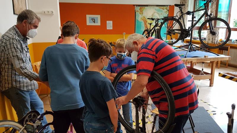 Im Rahmen des Ferienprogramms bot das Repair Café Olching in der ehemaligen Hauptschule in der Heckenstraße auch einen Fahrradreparatur-Workshop für Kids an. 