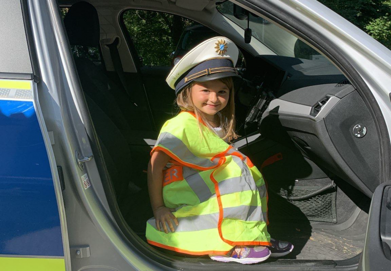 Für die Kinder des Montessori Kinderhauses in Puchheim gab es eine tolle Überraschung, als ihnen zwei Beamte der Germeringer Polizeistation einen Besuch abstatteten. 