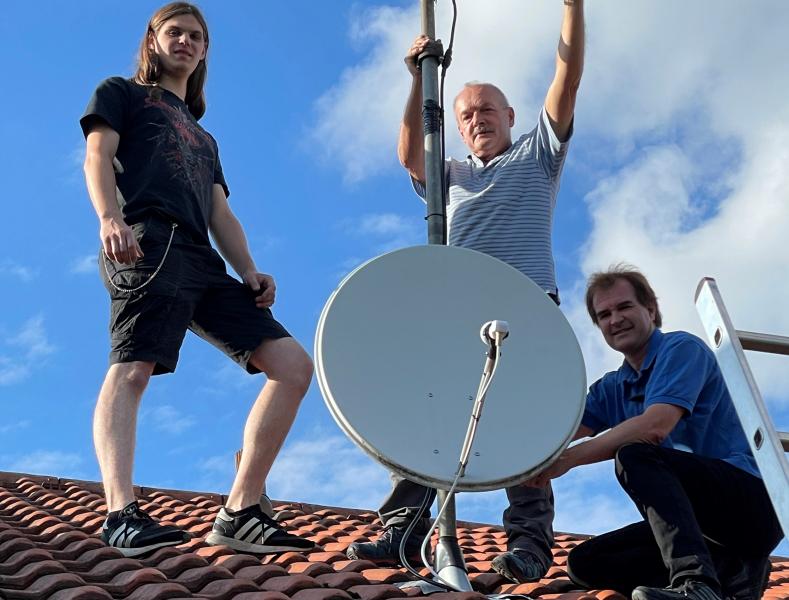 Seit Frühjahr 2019 ist ein geostationärer TV-Satellit in der Umlaufbahn, der zusätzlich über einen Signalumsetzer für Amateurfunksignale verfügt. Seine Reichweite umfasst etwa ein Drittel unserer Hemisphäre, so dass Stationen in Ost-Westrichtung von Südamerika bis Thailand sowie in Nord-Südrichtung vom Nordkap bis in die Antarktis sicher erreicht werden können.