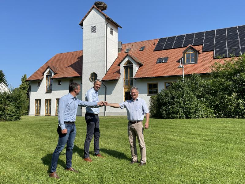 Mit selbsterzeugter Energie die lokale Energiewende voranbringen – dies war Grund genug, um die Stadtwerke Fürstenfeldbruck mit der Planung und Installation von Photovoltaik-Modulen auf dem Dach vom Kottgeiseringer Rathaus zu beauftragen. Nun folgte die offizielle Inbetriebnahme.