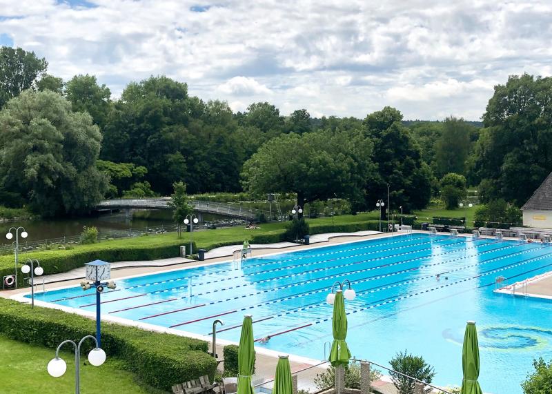 Die Badesaison im Freibad endet bald. Zum letzten Mal öffnet die AmperOase das Freibad am 19. September. Anschließend starten die Mitarbeiter dann mit der abschließenden Reinigung und der „Einwinterung“ der Freibecken. 