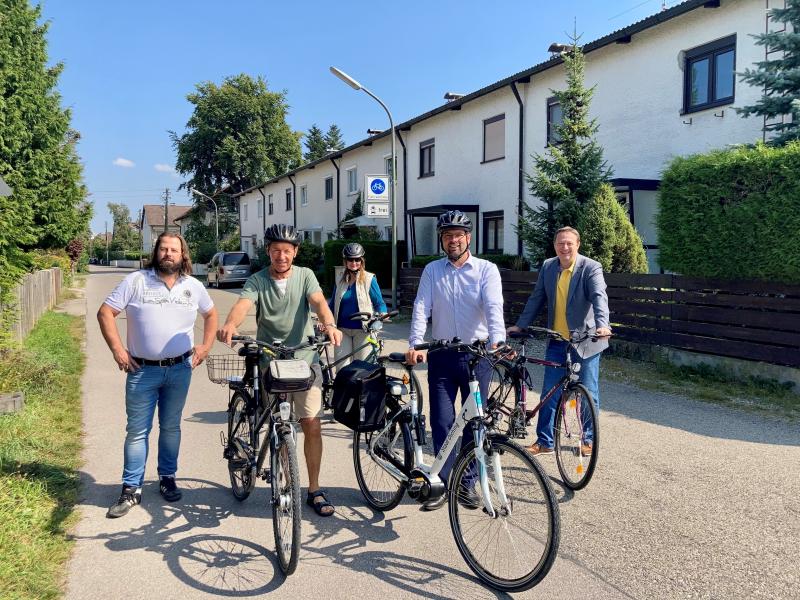Seit kurzem ist der neue Abschnitt der Fahrradstraße in der Ludwig-Thoma- und Riedlstraße sowie im Mitterweg beschildert und der Straßenbelag ist mit Piktogrammen versehen. Bürgermeister Magg hat den zweiten Abschnitt jetzt gemeinsam mit den zuständigen Stadtratsreferenten und dem Ordnungsamt eröffnet.