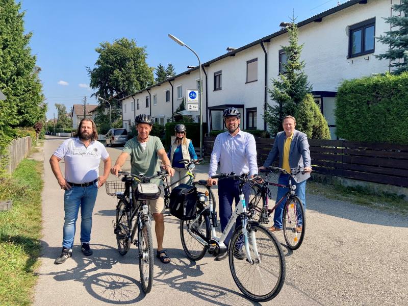 Seit kurzem ist der neue Abschnitt der Fahrradstraße in der Ludwig-Thoma- und Riedlstraße sowie im Mitterweg beschildert und der Straßenbelag ist mit Piktogrammen versehen. Bürgermeister Magg hat den zweiten Abschnitt jetzt gemeinsam mit den zuständigen Stadtratsreferenten und dem Ordnungsamt eröffnet. 