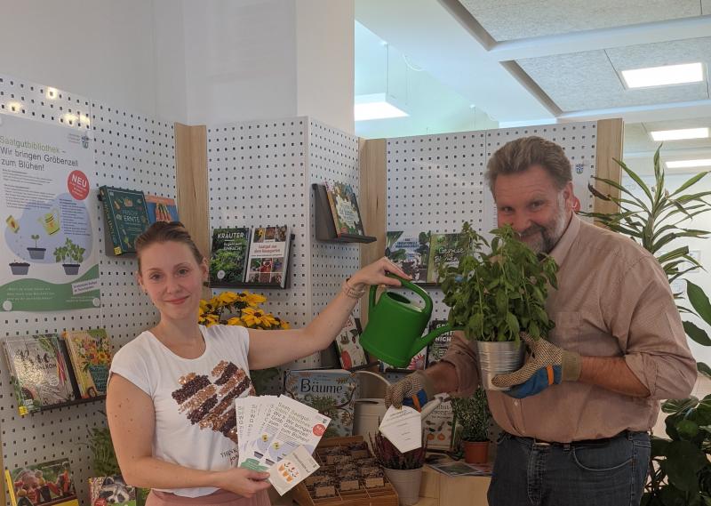 Erster Bürgermeister Martin Schäfer und Bibliotheksleitung Angelina Hanke gehen mit gutem Beispiel voran und tüten fleißig Samen für die erste Saatgutbibliothek im Landkreis ein.
