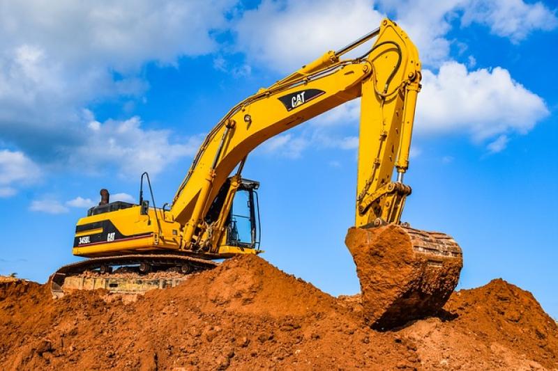 Im Zeitraum zwischen Donnerstag, 23. September, 12 Uhr, und Montag, 27. September, 7 Uhr, wurden von einer Baustelle in der Josefstraße vier Baggerschaufeln entwendet. Eine der entwendeten Schaufeln war dabei sogar noch am Arm des Baggers befestigt gewesen. Von der Auffindesituation ausgehend, müssen die Täter den Bagger in Betrieb genommen haben, um an alle 4 Schaufeln heranzukommen. Auf Grund des älteren Baujahrs des Baggers reichte hierzu allerdings ein Universalschlüssel der entsprechenden Marke. 