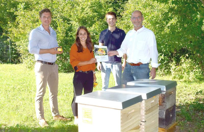 – Mehr zufällig als gewollt kam die ASTO Business Group aus Gilching zu drei Bienen-Völker. Peu a peu sollen Unternehmen motiviert werden, unter dem Motto „Blühender Gewerbepark“ Bienen eine Heimat zu geben. Zudem ist geplant, rund um den ASTO-Park die Dächer und Ausgleichsflächen mit Wildblumen zu bepflanzen.