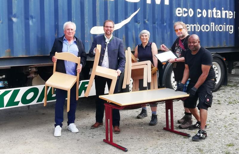 - Drei Container mit Schulmöbeln, die von der Stadt Olching gespendet wurden, sind auf die Reise ins westafrikanische Togo gegangen. Bei den Möbeln handelt es sich zu großem Teil um die alten Schulmöbel der Grundschule Graßlfing, die im Zuge des Umzugs in das neue Schulgebäude aussortiert wurden, die aber noch in einem ordentlichen Zustand sind.