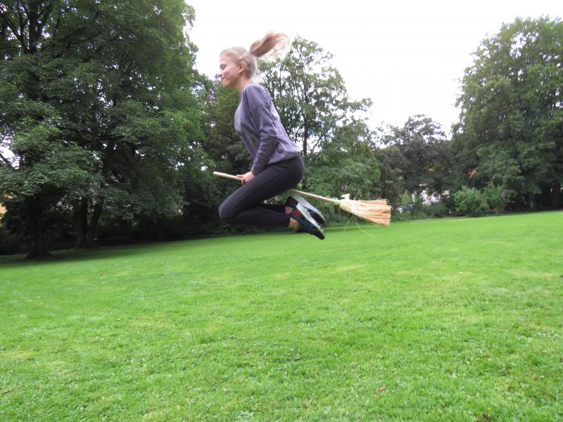  Hexen, Zauberer oder wir gewöhnlichen Muggels ab neun Jahren, die gerne selbst mitreiten wollen auf ihren Rennbesen beim zweiten Harry Potter-Quidditch-Turnier im Stadtpark am Samstag, 11. September um 15 Uhr, können sich jetzt zum Workshop anmelden – bei der Lese- und Literaturpädagogin Christine Dietzinger unter der E-Mail: turmgefluester.e.v@gmail.com.