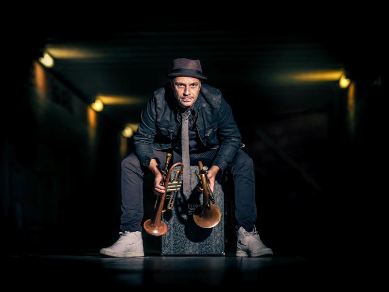 Der Jazzchor Freiburg unter Leitung seines Gründers Bertrand Gröger ist der Jazzchor Deutschlands. Nonchalant bringt er Menschen mit unterschiedlichen musikalischen Interessen und Hörgewohnheiten zusammen, ob Jazzliebhaber, Chor-Fans oder Klassikfreunde – und das weltweit.