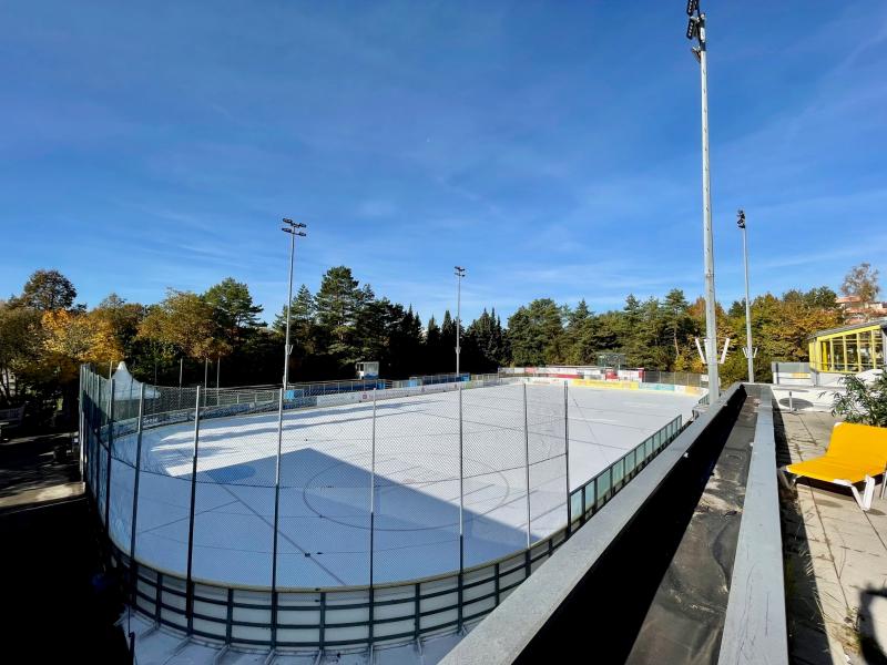 Ab Samstag, den 30. Oktober beginnt die Wintersaison 2021 im Eisstadion der AmperOase. Zurzeit wird die Eisfläche für den Betrieb vorbereitet und fertiggestellt.