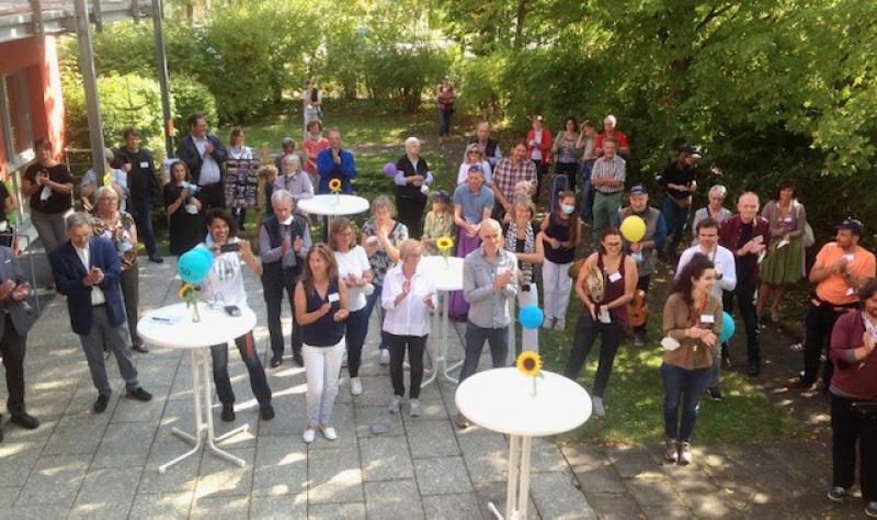 Bei strahlendem Sommerwetter erklangen auf öffentlichen Plätzen im Ortszentrum Geigen, Bratschen und Kontrabass, gaben Trommeln und Schlagzeug den Rhythmus vor oder bewies eine junge Sängerin, dass sie durchaus Qualität zum Gesang hat.