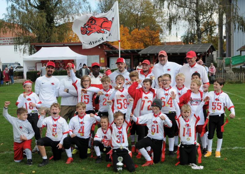 Nachdem es die jüngsten Razorbacks der U11 letzten Samstag bei Finalturnier vorgemacht hatten, holte sich am Sonntag auch die U13 den Titel des Bayerischen Meisters im Flagfootball auf dem Feld.