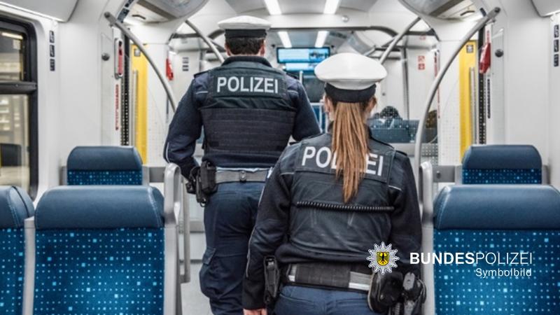 – Am Dienstagmorgen (23. November) beleidigte und bedrohte ein 31-Jähriger in einer S-Bahn von Fürstenfeldbruck nach München Mitarbeiter des S-Bahnprüfdienstes. Aufgrund des volksverhetzenden Inhaltes ordnete die Staatsanwaltschaft München I die Haftrichterprüfung an.