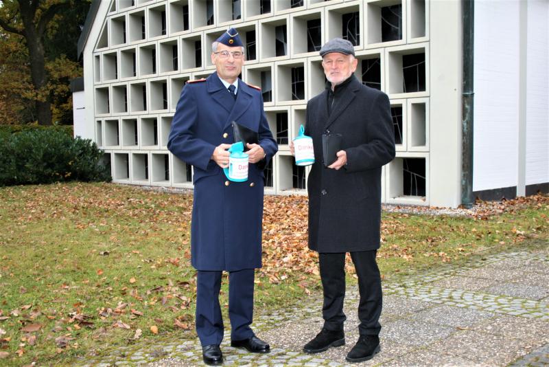 Soldaten des Fliegerhorstes und Vertreter der Stadt Fürstenfeldbruck haben Spen-den für den Volksbund Deutsche Kriegsgräberfürsorge gesammelt. 