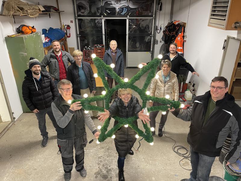 - Damit die wunderschöne Olchinger Lichterkette durch die hoffentlich verschneiten Straßen wieder schön leuchten kann, trafen sich einige Helfer aus dem Stadtmarketing Olching e.V. und Gewerbeverband Olching und haben alle kaputten (energiesparenden) Leuchtmittel getauscht.