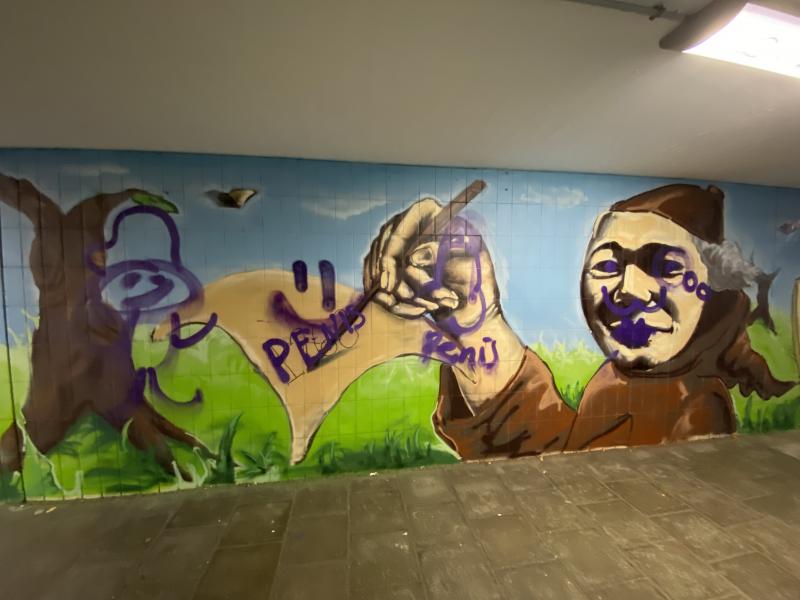 Der Stadtjugendrat hatte sich im Frühjahr für die Verschönerung der Unterführung an der Dachauer Straße stark gemacht und einen entsprechenden Wettbewerb initiiert. Die besten Entwürfe wurden im August in einem Gemeinschaftswerk von einigen Graffiti-Künstlern umgesetzt. 