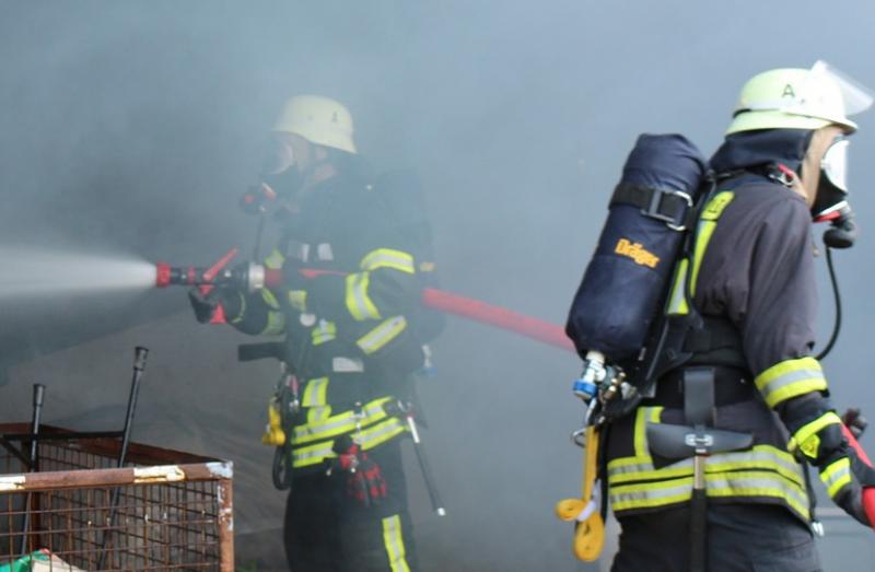  Am Sonntag, den 14.11.2021 kam es in Mammendorf kurz vor Mitternacht zu einem Brand in einer Doppelhaushälfte. Eine Person zog sich eine Rauchgasintoxikation zu. Die Kriminalpolizei Fürstenfeldbruck hat die Ermittlungen übernommen.
