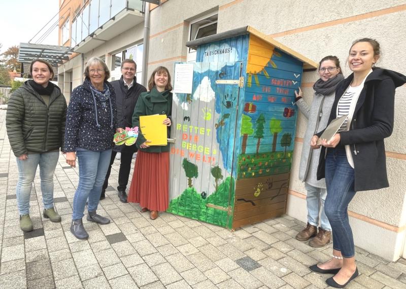 Auf Betreiben von Brigitte Irimi gibt es seit Donnerstag ein so genanntes „Tauschhaus“ am Unverpackt-Laden an der Pollinger Straße in Gilching. 