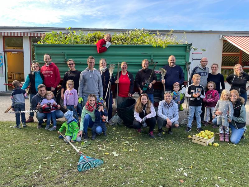 Nach einem Jahr Corona-bedingter Pause haben heuer die Erzieherinnen des Pfarrkindergartens St. Peter und Paul wieder gemeinsam mit vielen fleißigen Eltern und Kindern den großen Garten winterfest gemacht. 