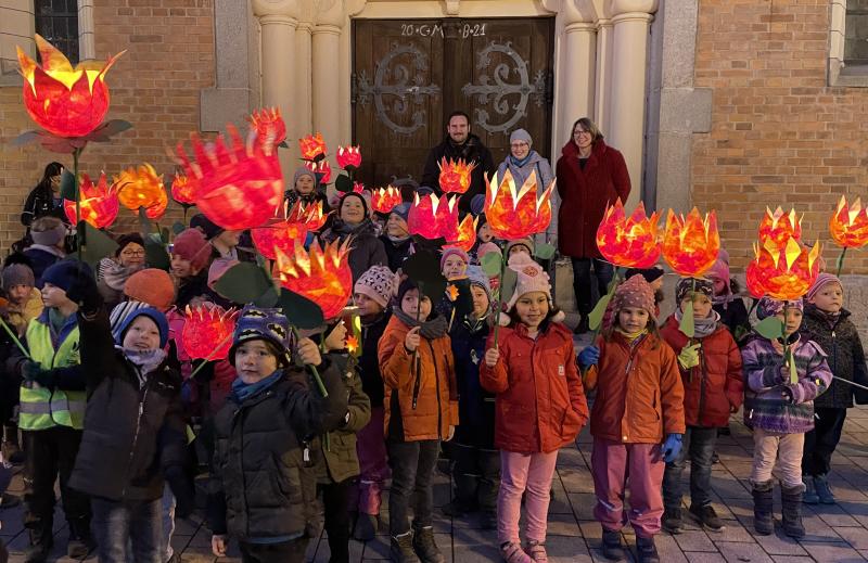 Lichtermeer am Nöscherplatz: Viele bunte Laternen der Kinder des katholischen Kindergartens St. Peter und Paul erleuchteten am Martinstag den Nöscherplatz.