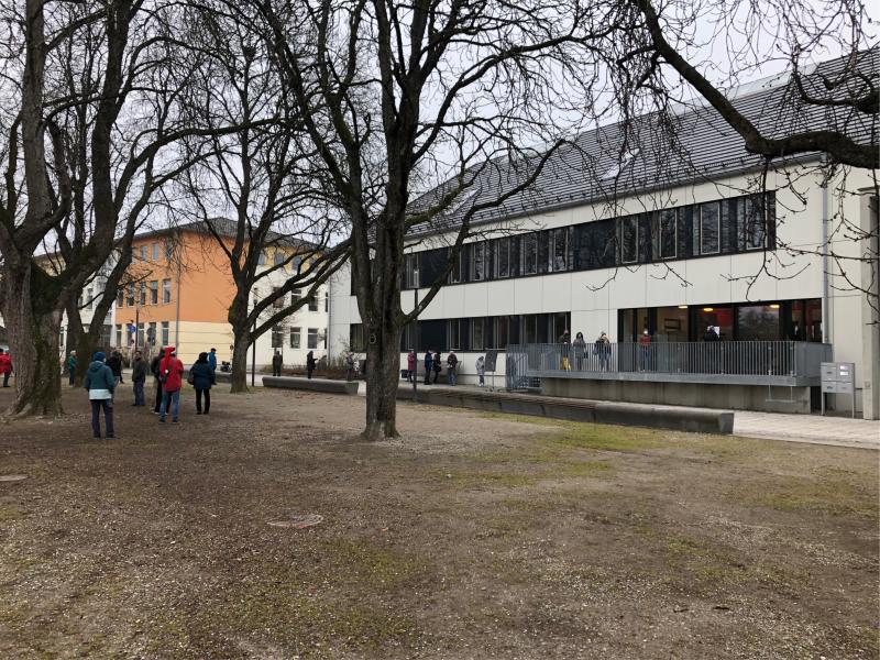 Die Gretl-Bauer-Volkshochschule Fürstenfeldbruck ist sehr zufrieden mit dem Verlauf des ersten Impftages im Gebäude der Volkshochschule.  Am Sonntag, 19.12., wurden innerhalb von sieben Stunden knapp 260 Personen geboostert. Durch das Nummernsystem konnte die Wartezeit deutlich verkürzt werden. 