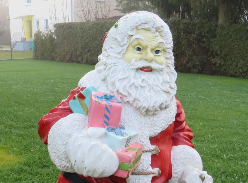 Nicht schlecht gestaunt haben dürfte ein Emmeringer heute Morgen, als er einen Nikolaus auf seinem Grundstück im Lindacher Weg fand.