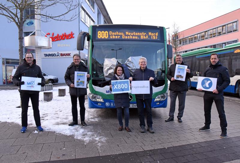  Fürstenfeldbrucks Landrat Thomas Karmasin und sein Amtskollege, Dachaus Landrat Stefan Löwl ließen es sich nicht nehmen, zusammen mit dem beauftragten Verkehrsunternehmen Enders, dem MVV-Projektleiter für den ExpressBus-Ring, Till Happel und dem beim MVV zuständigen Beauftragten für Regionalbusse im Landkreis Fürstenfeldbruck, Dr. Andreas Hanitzsch, ein Highlight zum Fahrplanwechsel am 12.12.21 zu präsentieren: