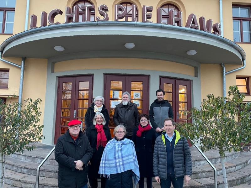 - Nach einem Jahr Corona-Pause fand bei der IG Lichtspielhaus am 15. November wieder eine turnusgemäße Mitgliederversammlung mit Neuwahlen statt. Die Mitgliederzahl ist trotz Pandemie-bedingter Veranstaltung-Ausfälle auf mittlerweile mehr als 450 Mitglieder angewachsen.