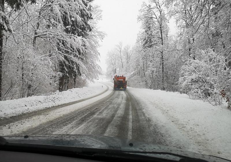 Die Schneeverwehungen waren gestern so stark, dass der Verkehr auf der Bundesstraße zwischen Fürstenfeldbruck und Althegnenberg für mehrere Stunden zum Erliegen kam. 