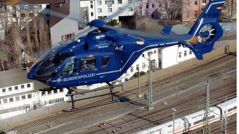 Am Sonntagnachmittag bewarfen Unbekannte einen Intercity bei der Durchfahrt am Bahnhof Olching mutmaßlich mit einem großen Stein. Dabei wurde ein Fenster so stark beschädigt, dass der Zug seine Fahrt in Augsburg unterbrechen musste. Verletzte gab es glücklicherweise nicht.