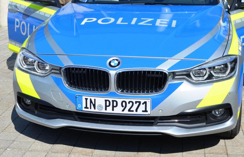 In Fürstenfeldbruck fanden am Montag erneut Versammlungen in Zusammenhang mit der Corona-Pandemie statt. Die Polizei betreute am Abend sowohl einen nicht angemeldeten Aufzug, sogenannter Corona-Spaziergang, als auch eine ordnungsgemäß angemeldete Gegenveranstaltung, zu denen sich zahlreiche Personen versammelt hatten.