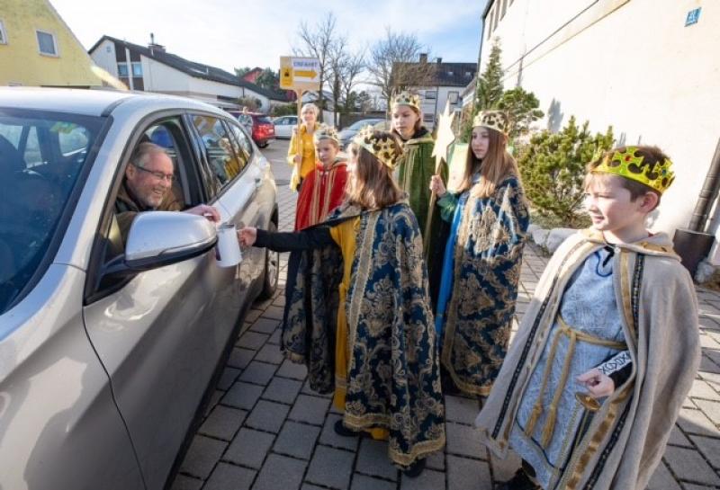 – Mit einer gleichermaßen außergewöhnlichen wie auch gut angenommenen Idee wartete am Sonntag die Pfarrei St. Sebastian in Gilching auf. Um allen Menschen den Segen der Heiligen 3 Könige zukommen zu lassen, luden die Sternsinger unter anderem zum „Sternsinger Drive in“ ein.