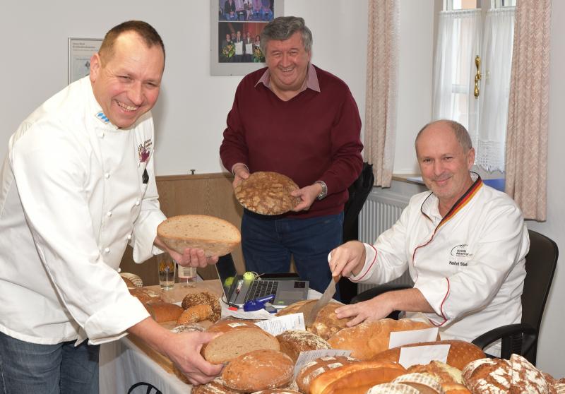 Männer mit Brot in der Hand.