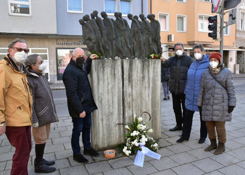 Von links: Richard Gedon (Historischer Verein, AK Mahnmal), Vera Gedon, Oberbürgermeister Erich Raff, Landrat Thomas Karmasin, Anna-Ulrike Bergheim (Historischer Verein) und Julia Zieglmeier (Historischer Verein, AK Mahnmal).