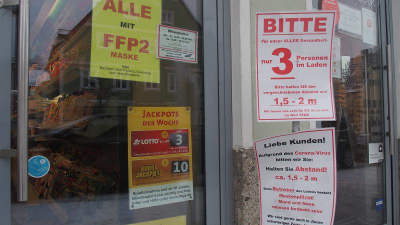 Plakate an Schaufenster 