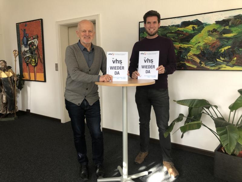 OB Erich Raff und vhs-GF Christian Winklmeier mit Heft in der Hand