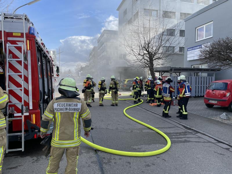 - Am Samstag, den 19.02.2022 um 12:44 Uhr, wurde die Freiwillige Feuerwehr Puchheim-Bahnhof zu einem Werkstattbrand in die Boschstraße alarmiert. Aufgrund des Alarmstichworts „B4“ wurden neben Polizei und Rettungsdienst ebenfalls die Feuerwehren aus Puchheim-Ort, Gröbenzell, Eichenau, Germering, sowie die Feuerwehr Fürstenfeldbruck und der Fachberater THW mit zusätzlichen Sonderfahrzeugen angefordert. 