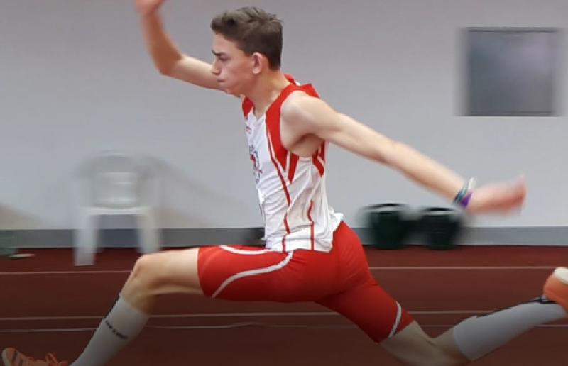 Corona bremste die südbayerischen Leichtathletik-Hallenmeisterschaften, konnte sie jedoch nicht verhindern. Ein scharf überwachtes Sicherheitskonzept mit strengen Teilnehmer- und Betreuerbegrenzungen unter 2G+-Bedingungen ohne Siegerehrungen mit hohem Aufwand für Ausrichter und BLV ermöglichte die Durchführung am 22./23.1. in der Münchner Werner-von-Linde-Halle.