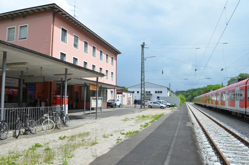- Für die zukünftige Nutzung des Gleises 1 am Bahnhof Fürstenfeldbruck als Haltestelle für Regionalzüge sind umfangreiche Bauarbeiten notwendig. Diese starten Ende März mit der Einrichtung der Baustellenflächen.