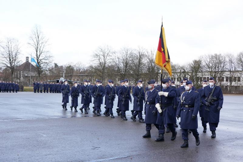 Mit einem militärischen Appell hat die Offizierschule der Luftwaffe die Absolventen des 102. Lehrgangs für Offizieranwärter des militärfachlichen Dienstes verabschiedet.