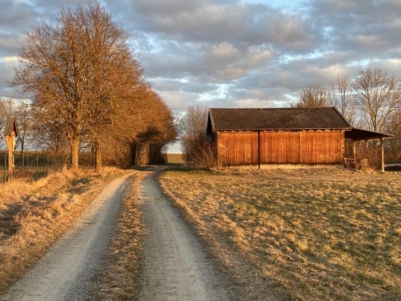 Aufgrund einer aktuellen Prognose des Deutschen Wetterdienstes weist das Landratsamt Fürstenfeldbruck darauf hin, dass ab heute bis zur Nacht auf Samstag das Potenzial für eine gefährliche Wetterlage besteht. Bürgerinnen und Bürger im Landkreis werden deshalb gebeten, in den kommenden Tagen aufmerksam die weitere Wetterentwicklung im Internet (www.dwd.de, www.wettergefahren.de ) oder über die entsprechenden Warnapps (z.B. WarnWetter, NINA) zu verfolgen.