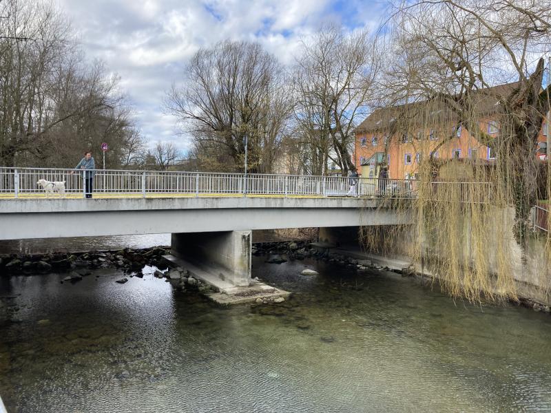 - Aufgrund ihres technischen Zustandes muss das Brückenbauwerk zur Lände erneuert werden. Da das Bauwerk gemäß Stadtratsbeschluss an gleicher Stelle neu errichtet werden soll, ist während der Bauphase zur Gewährleistung der Zugänglichkeit der Amperinsel die Errichtung eines Provisoriums parallel zum Bestandsbauwerk erforderlich. 