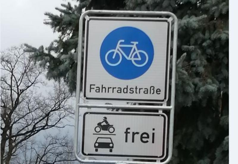 Circa 25 Verkehrsschilder wurden aufgestellt, um die Graf-Toerring-Straße in Gernlinden zur Fahrradstraße umzuwidmen. Auf der neben Fußgängern stark von Radfahrern frequentierten Straße müssen Autofahrer nun auch besondere Rücksicht auf die Radler nehmen. So ist es erlaubt, dass auch in Gruppen nebeneinander gefahren wird und die Radler das Tempo bestimmen. 