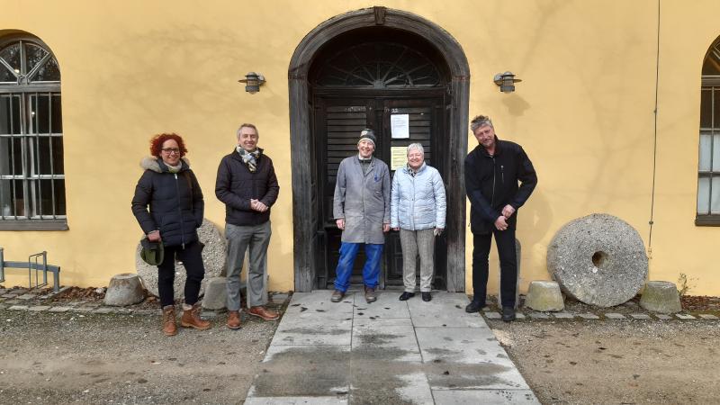 - Erster Bürgermeister Norbert Seidl, der Puchheimer Kulturreferent Thomas Salcher sowie Mandy Frenkel, zuständig im Puchheimer Rathaus für den Bereich Kunst und Kultur, besuchten im Februar die Furthmühle in der Gemeinde Egenhofen.