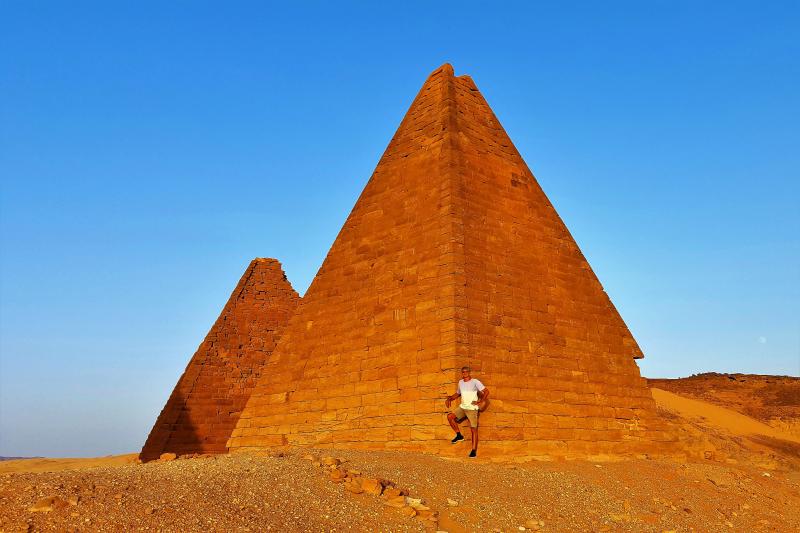 Nach dem politischen Umbruch in 2019 war der Foto- und Reisejournalist Harald Mielke einer der ersten, der das erwartungsfroh in eine bessere Zukunft blickende Land Sudan mit eigenen Augen sehen und kennenlernen durfte. Ausgangspunkt für seine spannende und einzigartige Natur- und Kulturreise ist Khartoum, die Landeshauptstadt am Zusammenfluss des Blauen und Weißen Nils.