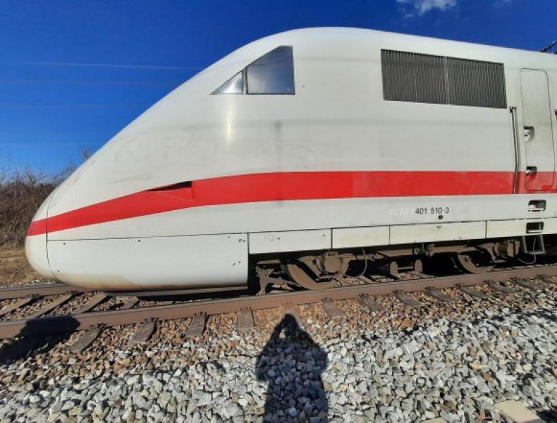 Ein ICE kollidierte am Montagabend (14. März) im Bereich des Haltepunktes Langwied mit einem von unbekannten Personen auf den Ferngleisen abgelegten Granitblock.