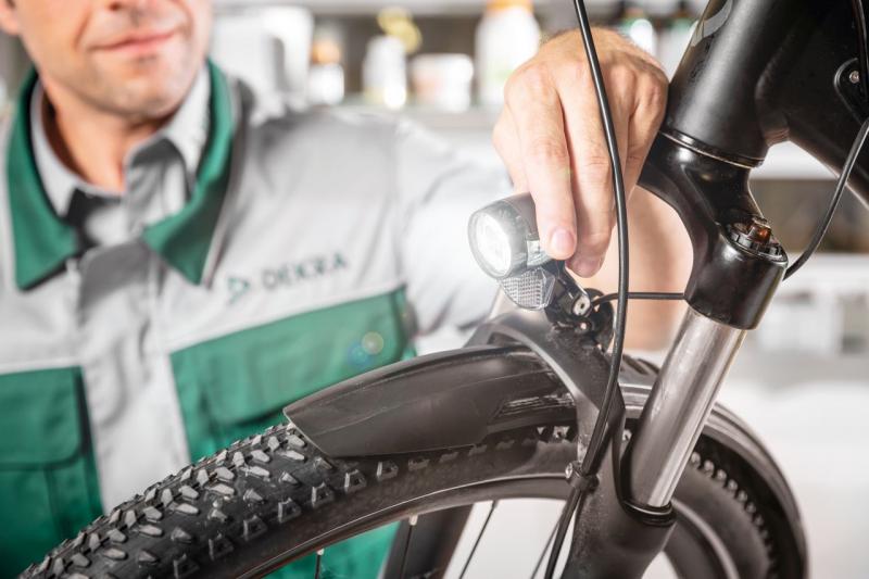 - Es gibt sie: Menschen, die ganzjährig Rad fahren, egal wie das Wetter ist und wie weit die Temperaturen sinken. Viele Fahrräder und Pedelecs aber bleiben über den Winter stehen – in der Garage, im Keller oder sogar draußen. 